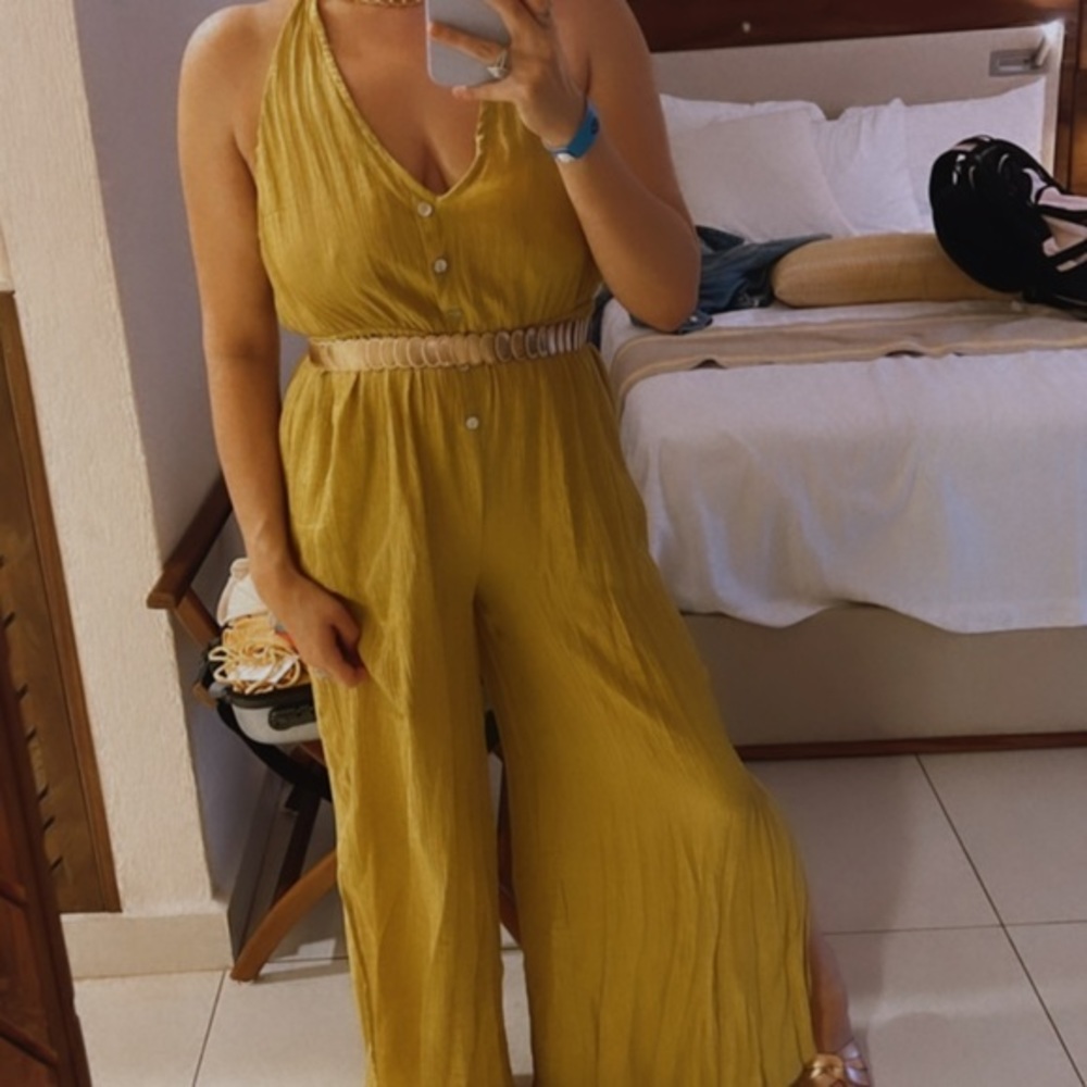 Halter‎ Green Crinkled jumpsuit Size XL - button missing under the belt area